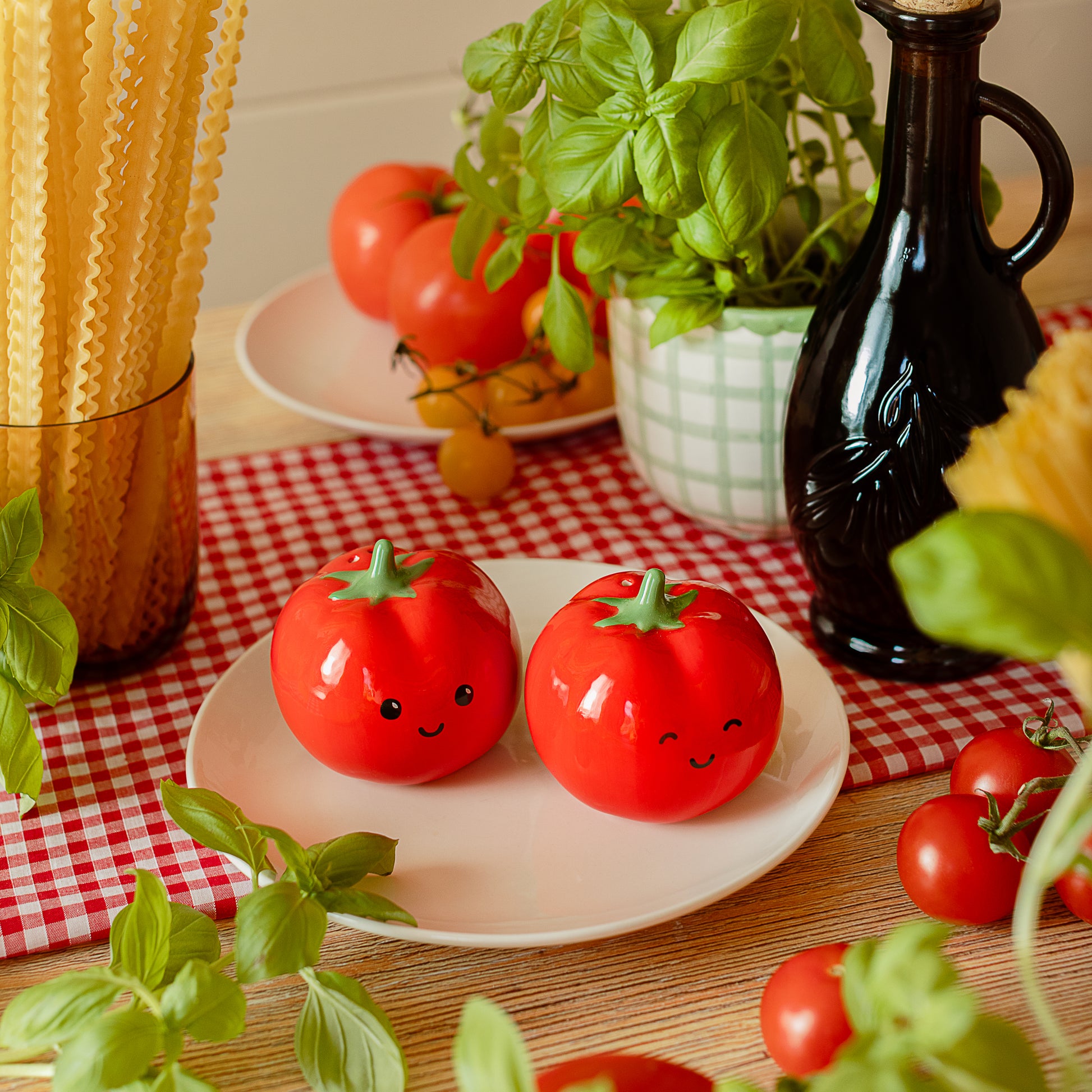 Tomato shaped novelty salt pepper shakers kitchen décor